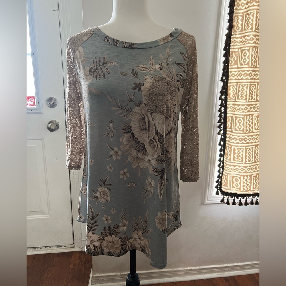 Floral top with stretchy lace sleeves